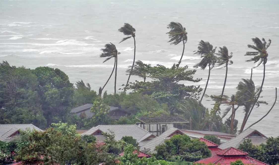 Huracán John impacta como categoría tres