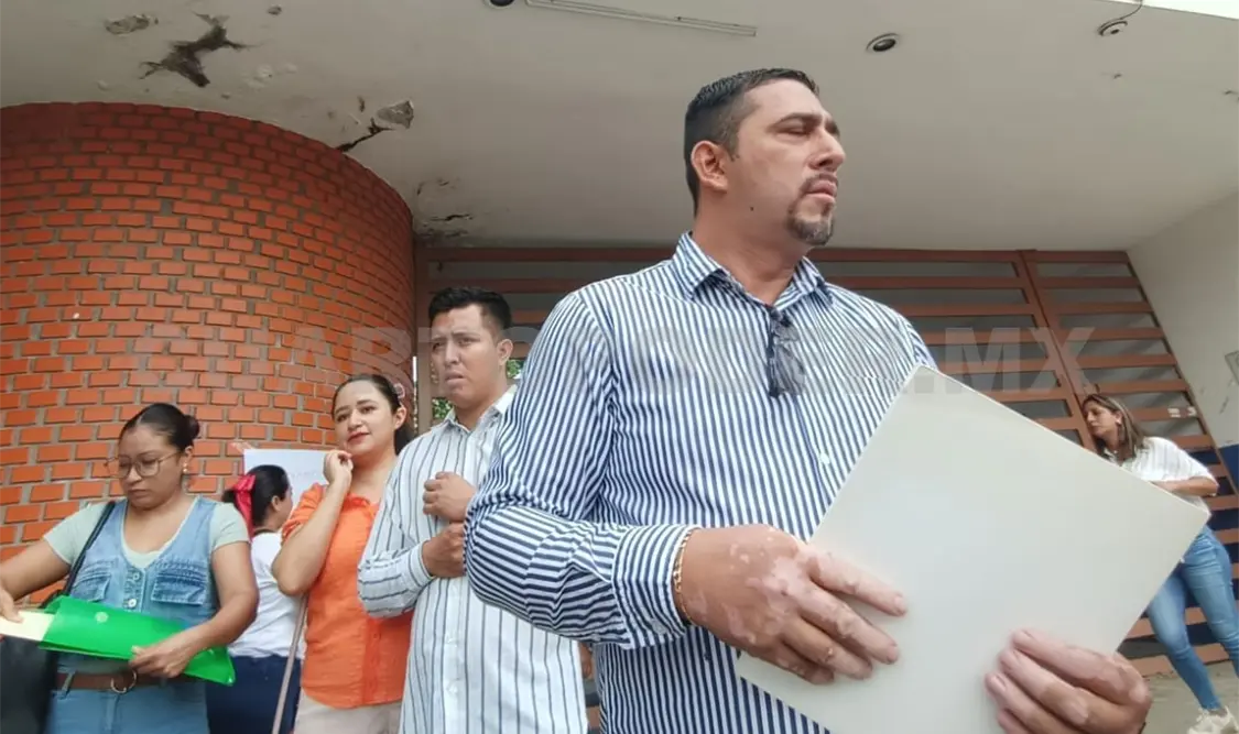 Exigen a la Normal del Estado entrega de títulos