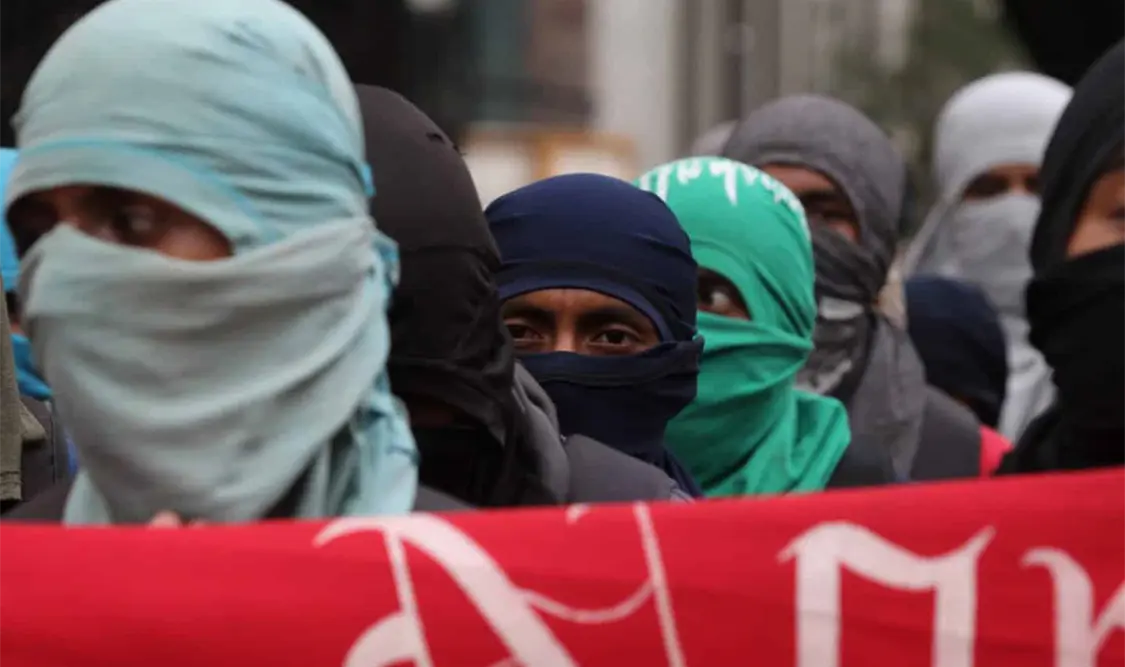 Los padres y madres de los 43 normalistas desaparecidos realizaron mitin a las puertas del Senado este martes. El Universal