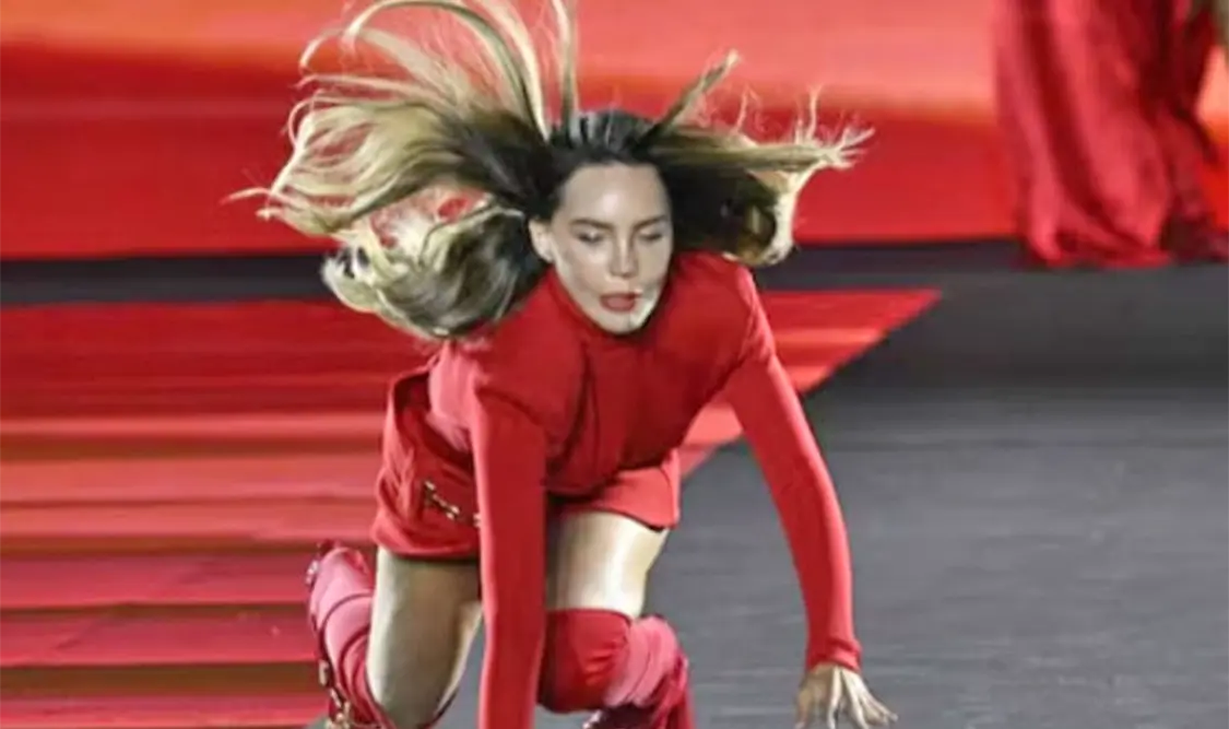 Derbez bromea con la caída de Belinda