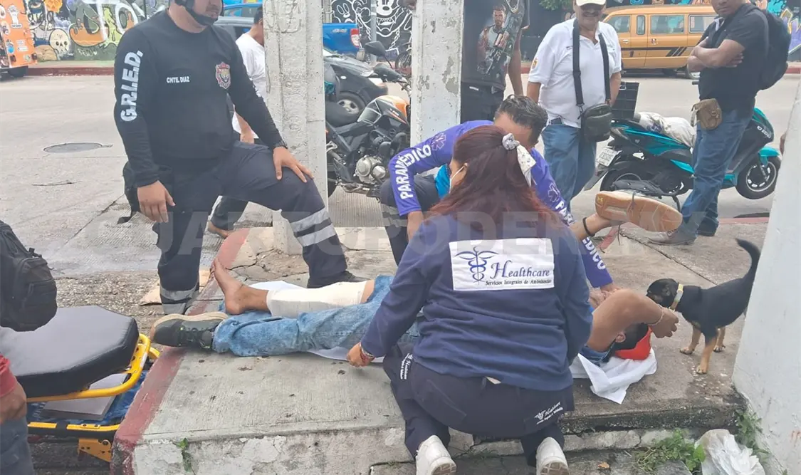 Se estrella contra taxi y resulta malherido