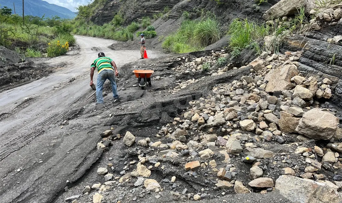 Lluvias causan derrumbes en vías carreteras
