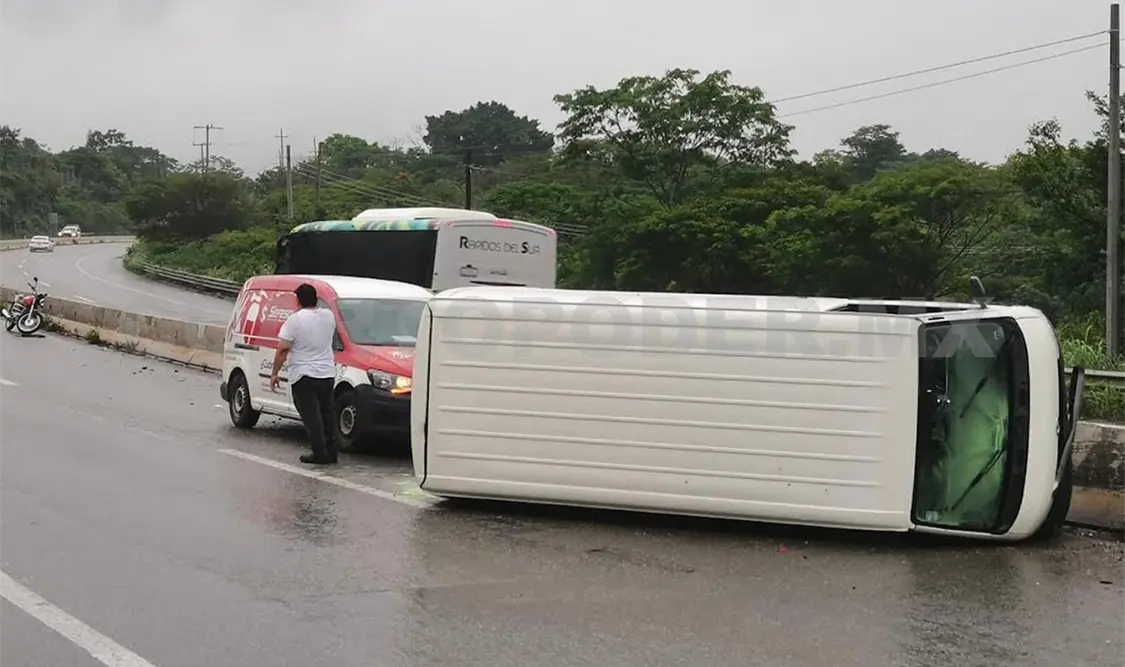 Vuelca Urvan y deja daños cuantiosos