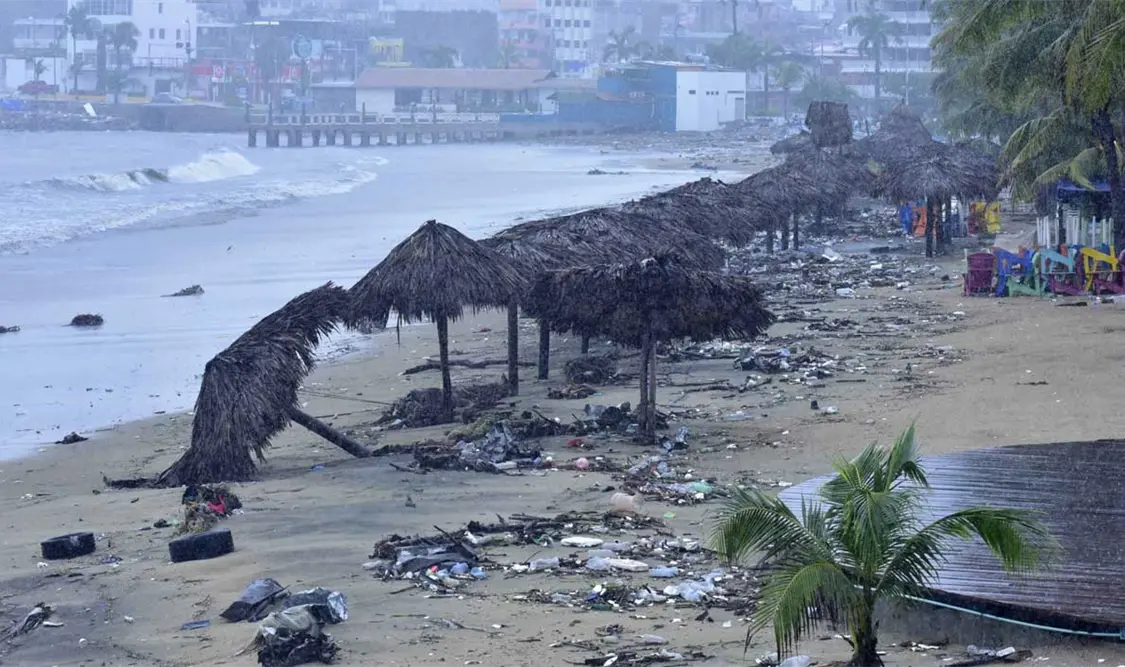 Tormenta tropical John toca tierra en Aquila