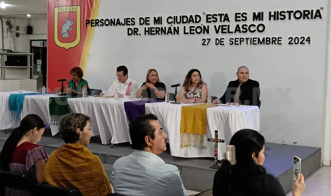 Reconocen trayectoria del Doctor Hernán León Velasco