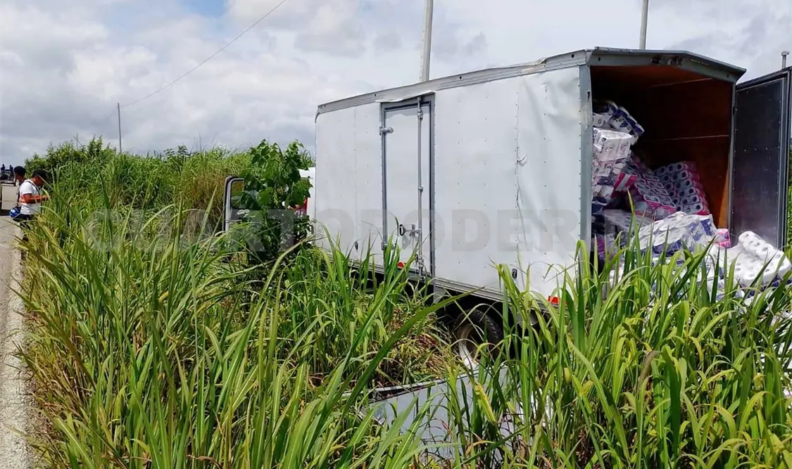 Abandona la carretera al esquivar un bache