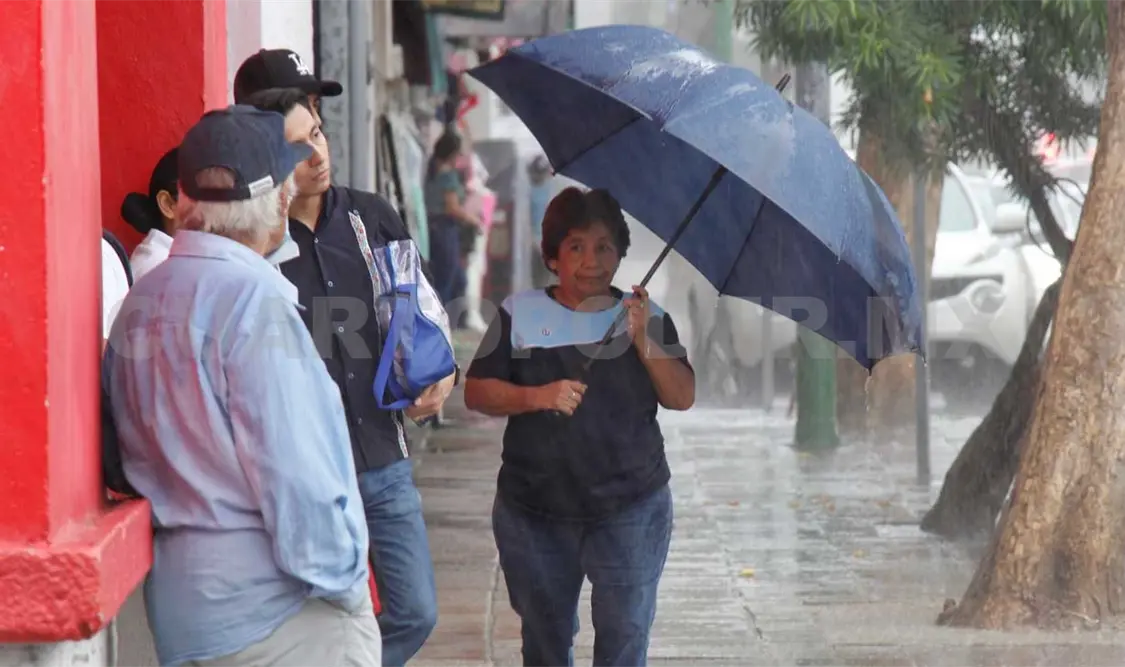 Las lluvias han sido torrenciales en Tuxtla, paralizando la movilidad de las personas. /CP