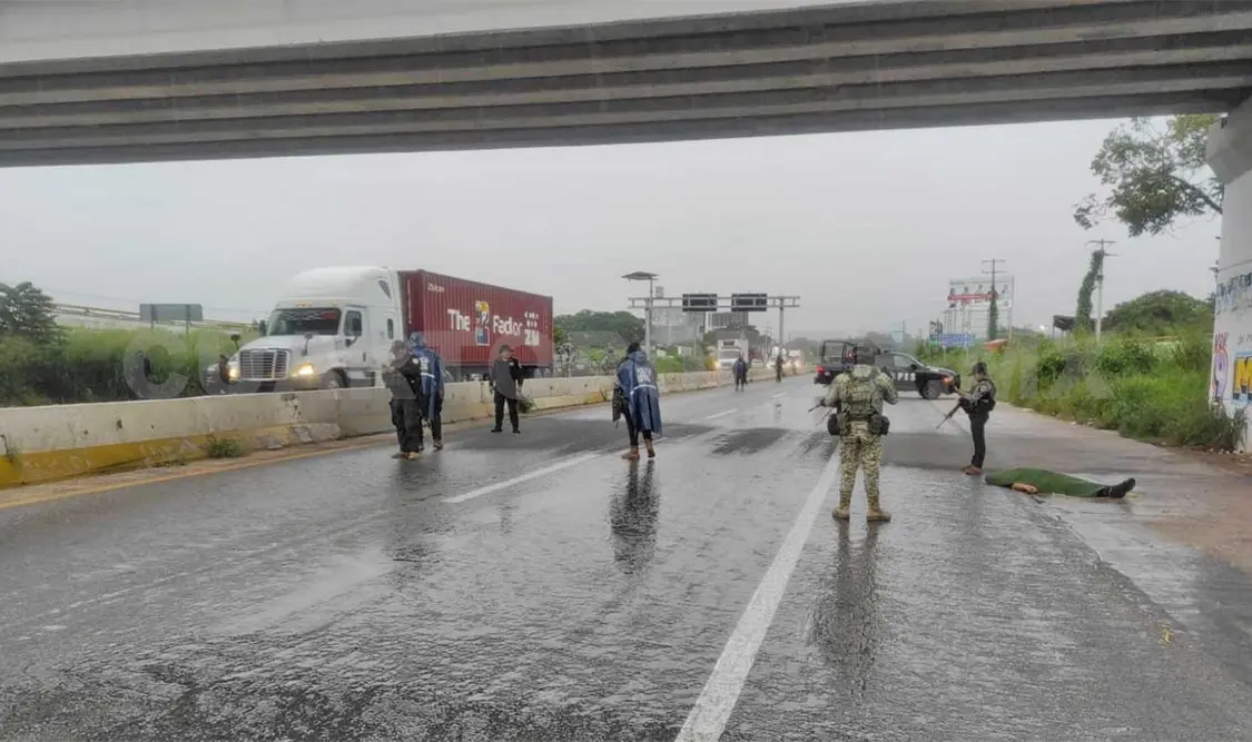 El cadáver fue encontrado amarrado de los pies a orilla del tramo Tuxtla-Ocozocoautla, antes de la entrada a la capital. Ulises Villalobos / CP