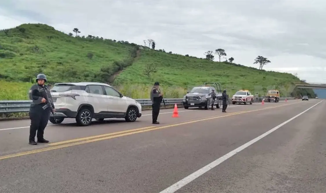 La SUV colisionó contra la barra de contención de la vía de cuota. Osman Toledo / CP