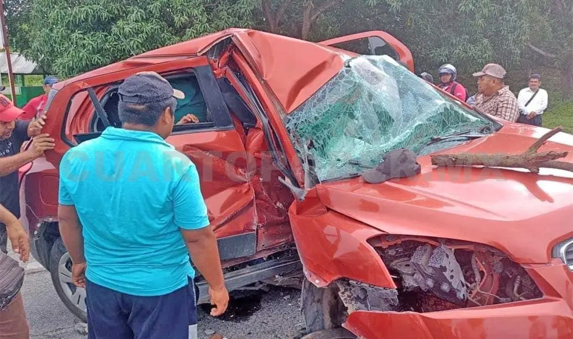 La SUV deportiva se destrozó al chocar con un muro. Víctor Sánchez / CP