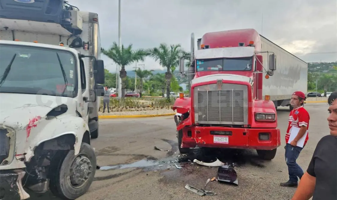 Encontronazo entre tráileres en bulevar