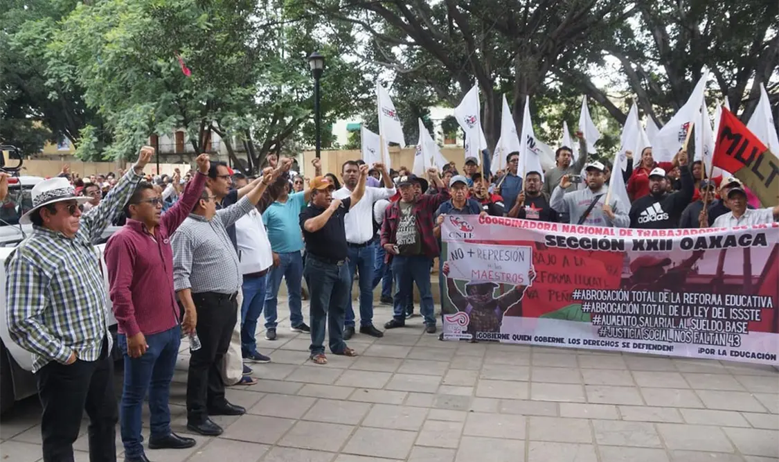 Maestros de Oaxaca protestan contra Mario Delgado