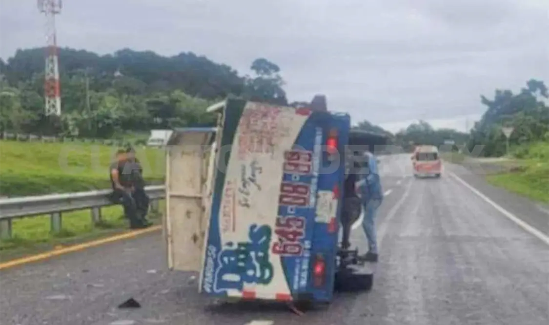 Vuelca unidad repartidora en la Curva del Diablo