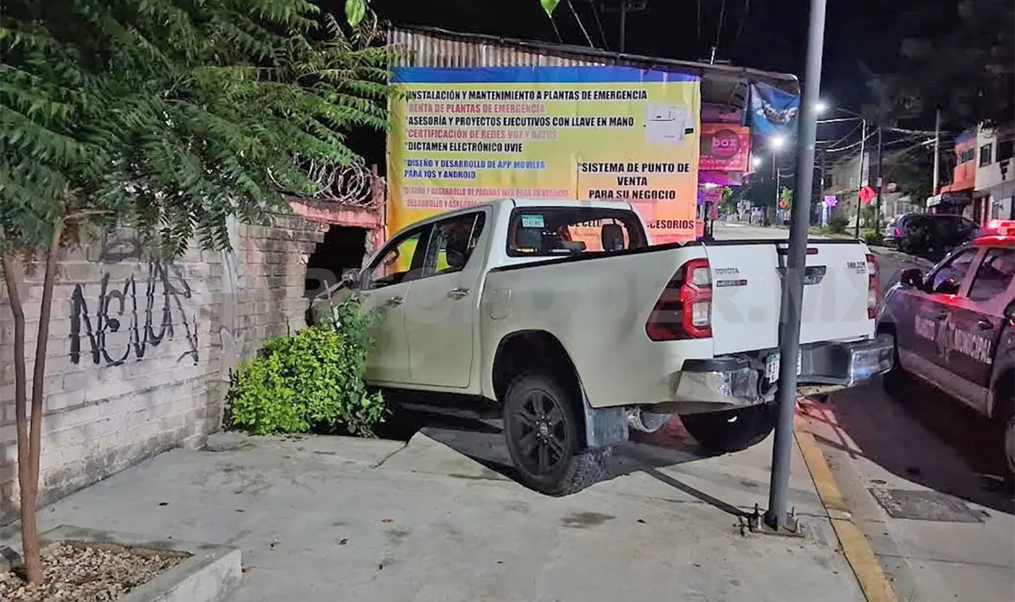 Se estampa una camioneta contra pared de vivienda