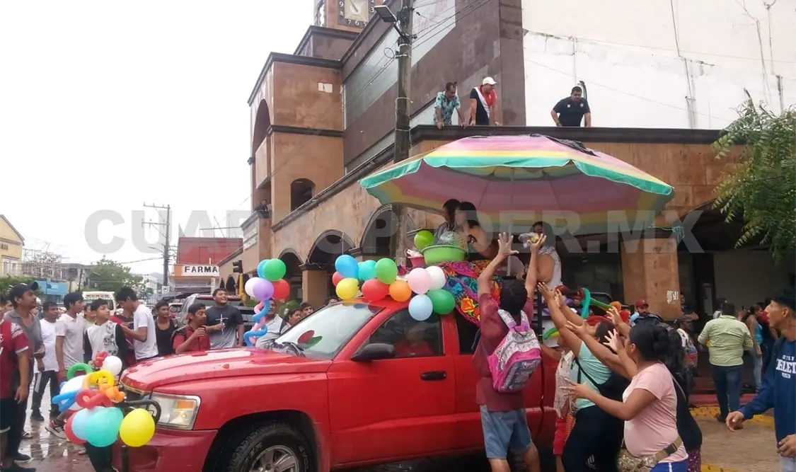Lluvias no detienen ofrendas al Tata Chico