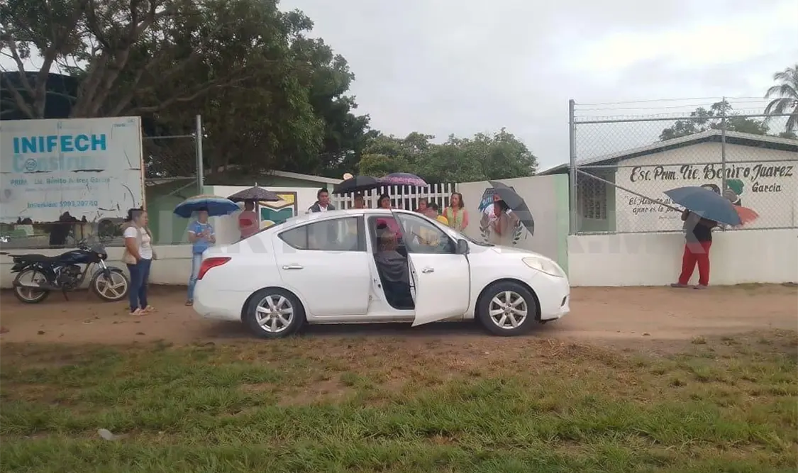 Por inconformidad, padres cierran escuela primaria en Cintalapa
