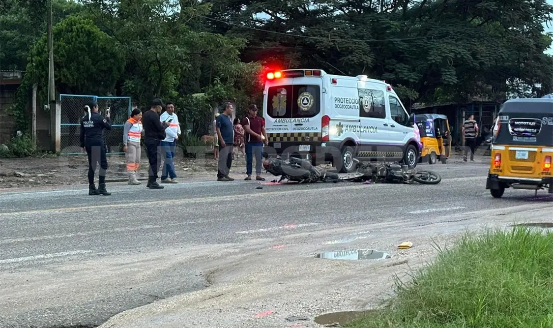 Motociclistas se impactan entre ellos