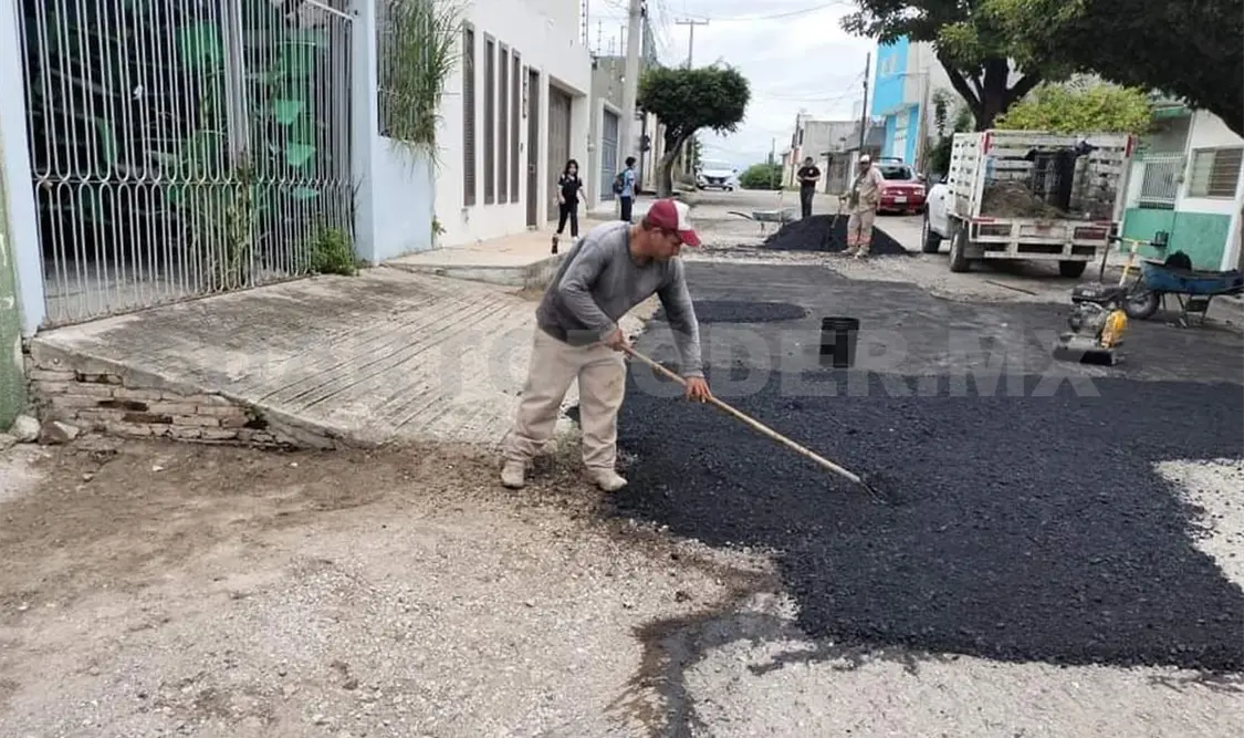 Supervisa Ángel Torres trabajos de bacheo