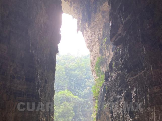 Ingreso ordenado de turistas al Arco del Tiempo