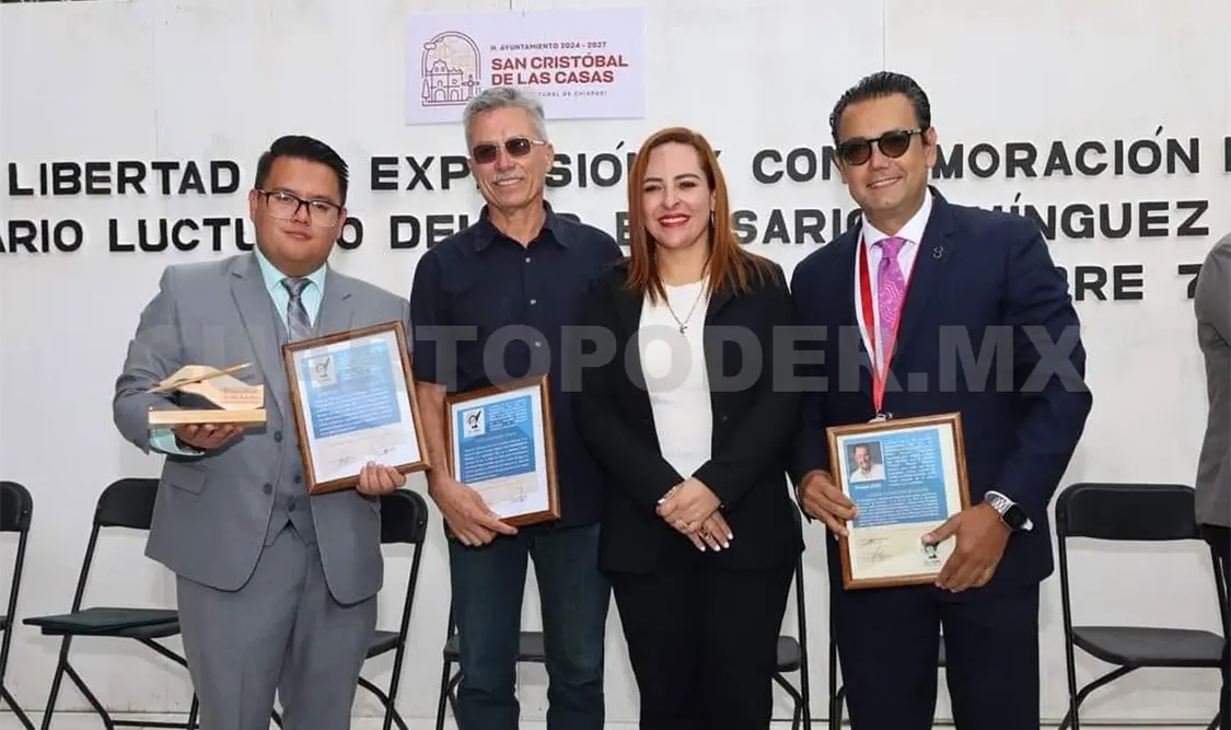 Entregan reconocimientos a periodistas