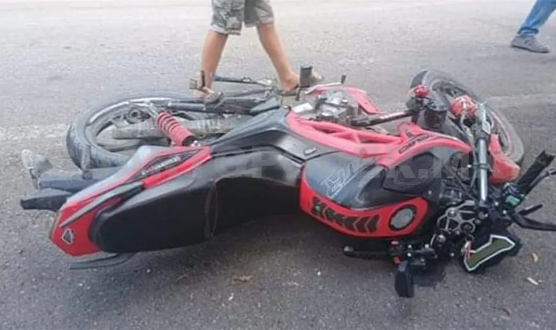 Queda descalabrado un motociclista al derrapar