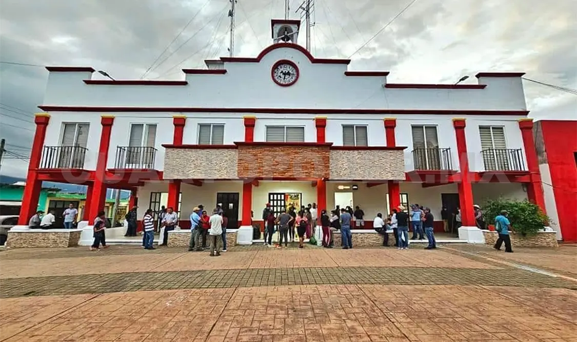 Retiran candados de la presidencia de Altamirano