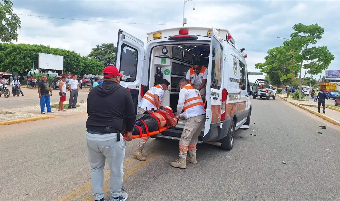 Se estrellan un taxi y una moto; un herido de gravedad