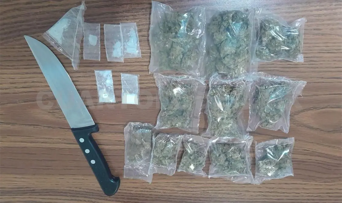 Lo arrestan por llevar bolsitas con estupefacientes