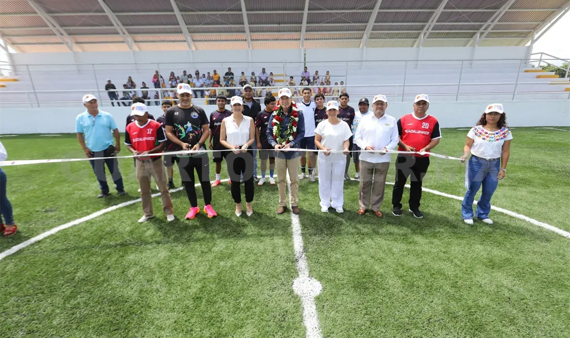 REC inaugura reconstrucción de cancha de futbol