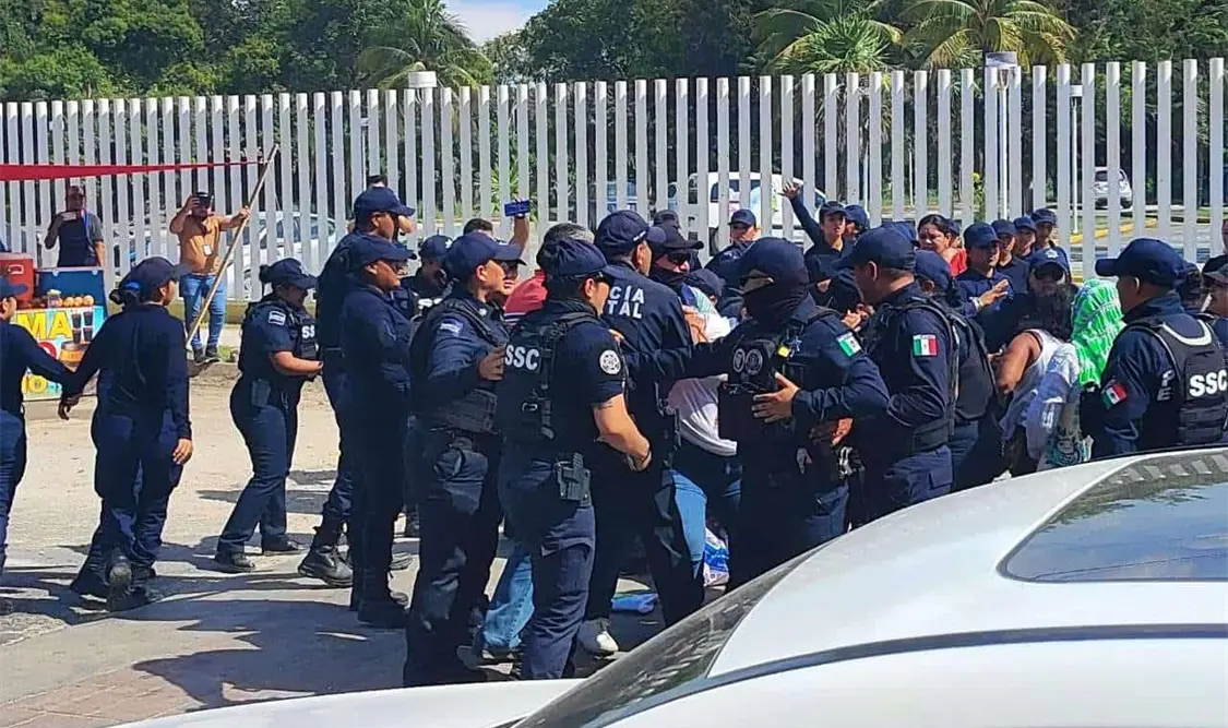 Madres buscadoras y la prensa local fueron fotografiados y videograbados por agentes de la policía. Cortesía