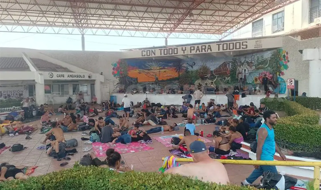 Migrantes siguen su camino en caravana