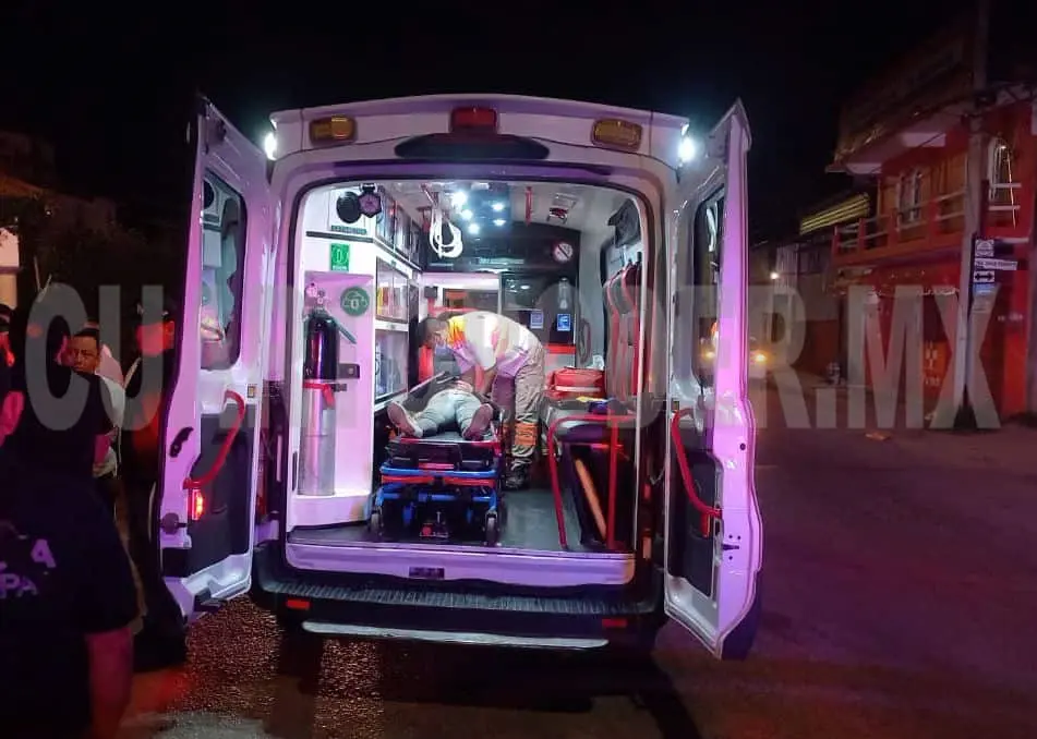 Motociclistas se impactan contra un taxi