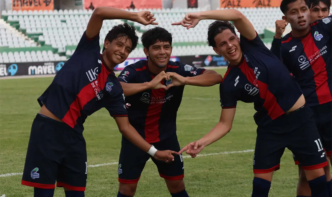 Daniel Cruz lideró la victoria al anotar tres dianas que pudieron ser aún más. Carlos López/CP