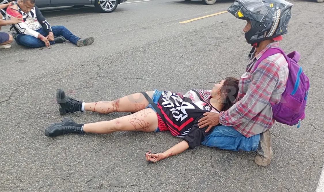Terminan colisionando motocicletas en carretera