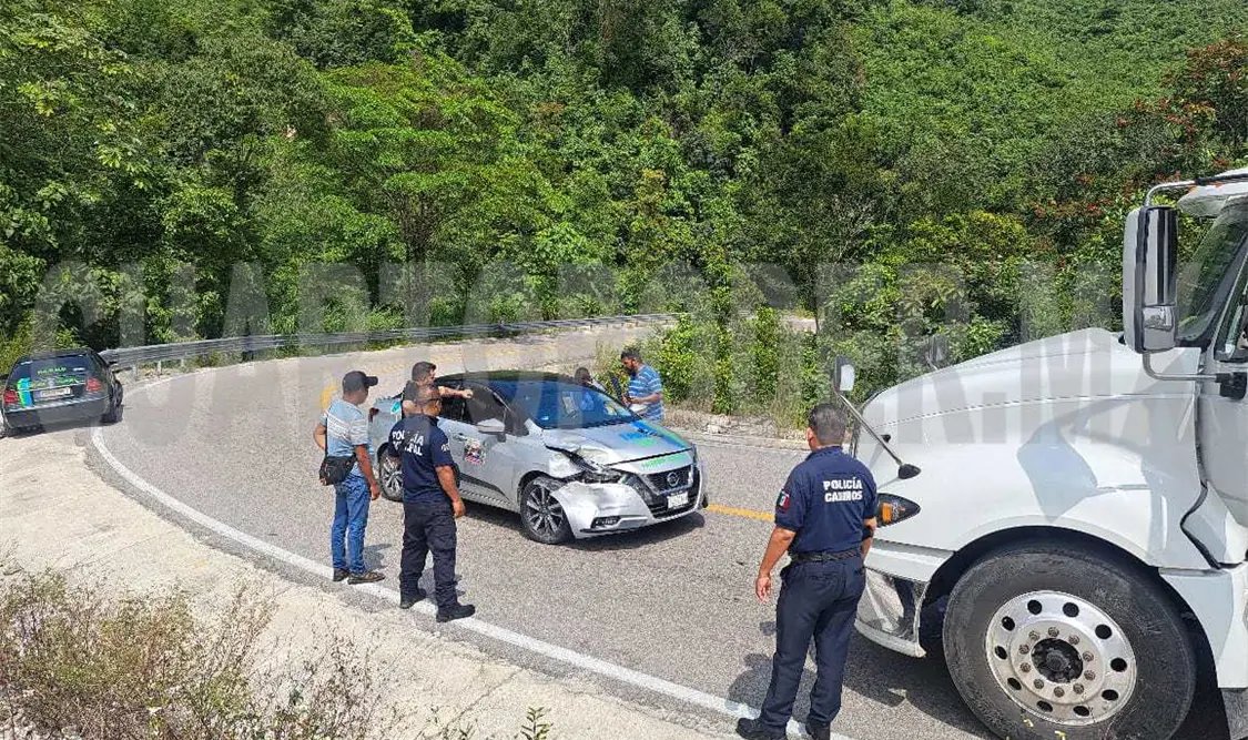 Trailero y taxista colisionan en la carretera