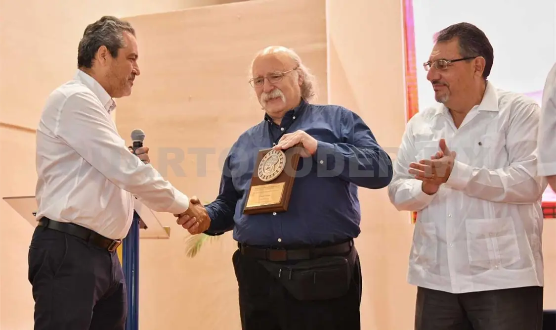 Dicta conferencia el Premio Nobel de Física