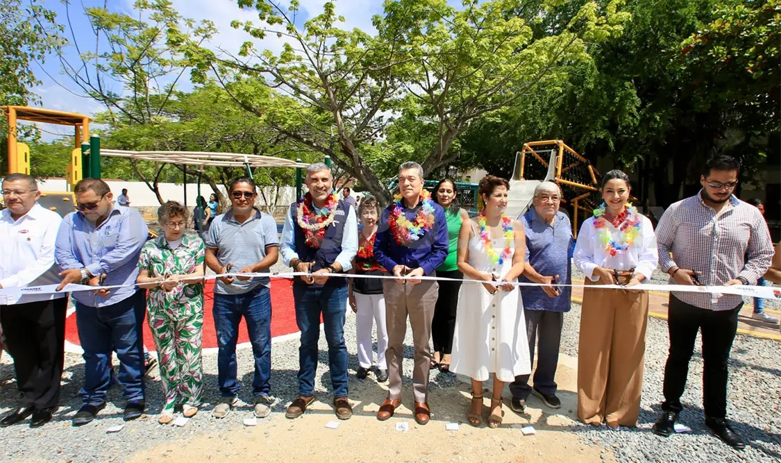 Inaugura REC reconstrucción de parque en Tuxtla