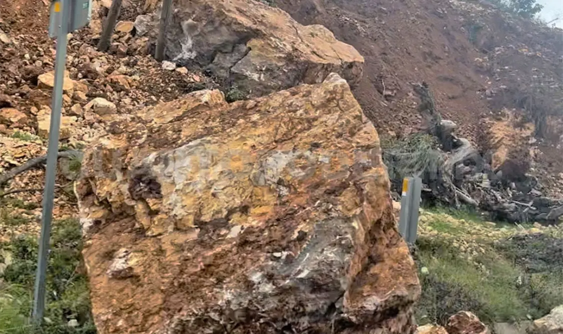 Derrumbe ocasiona problemas vehiculares
