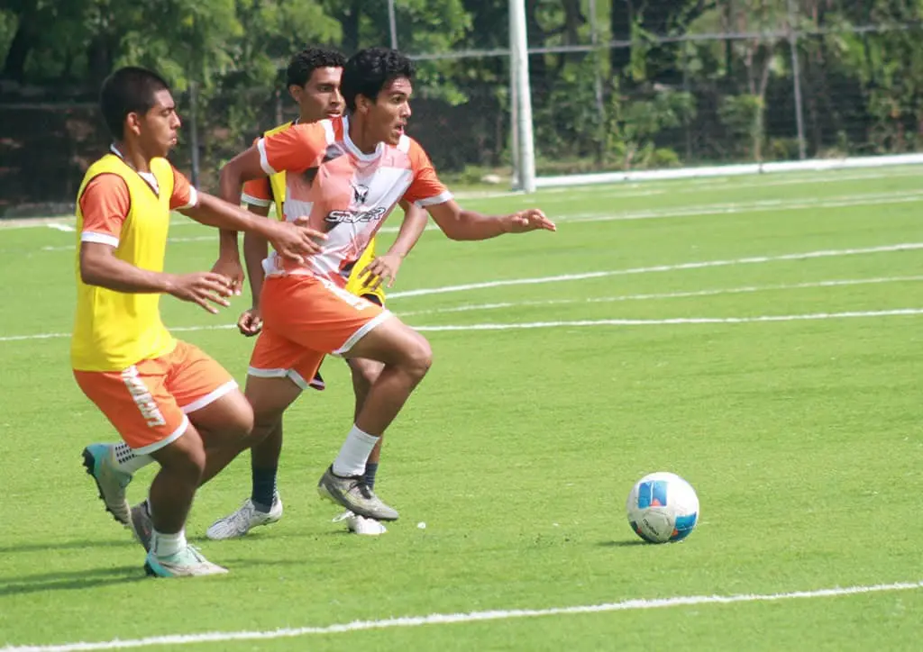 Trabajando arduamente esta semana en el campo La Gloria de la colonia La Herradura. Cortesía