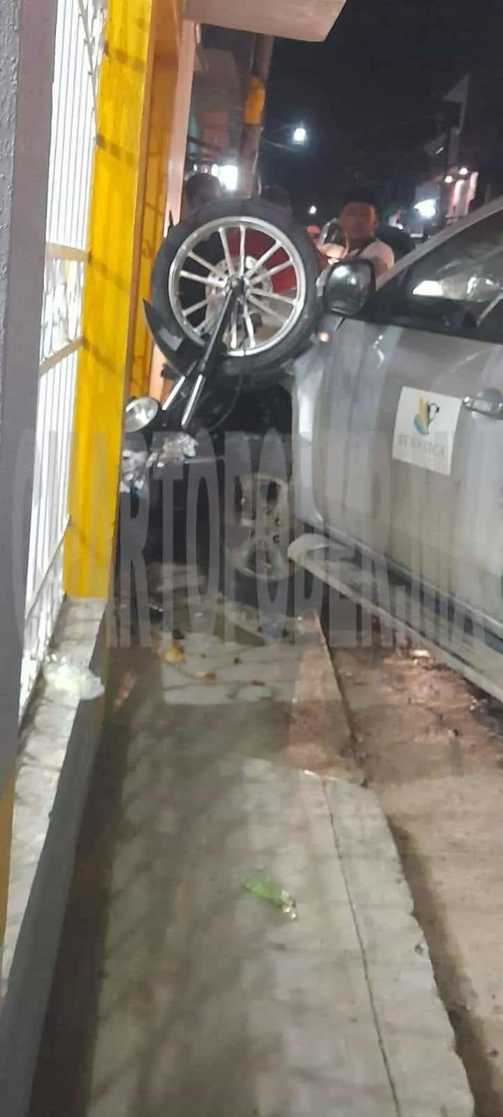 Ebrio automovilista casi aplasta a una motorista