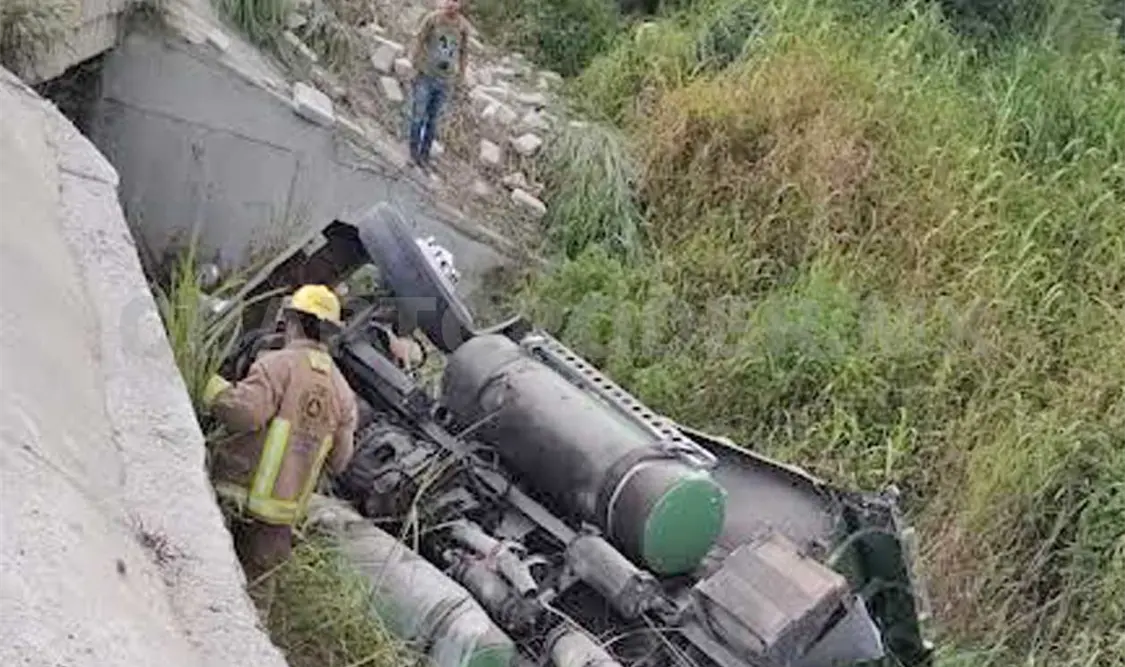 Accidente deja camión volcado