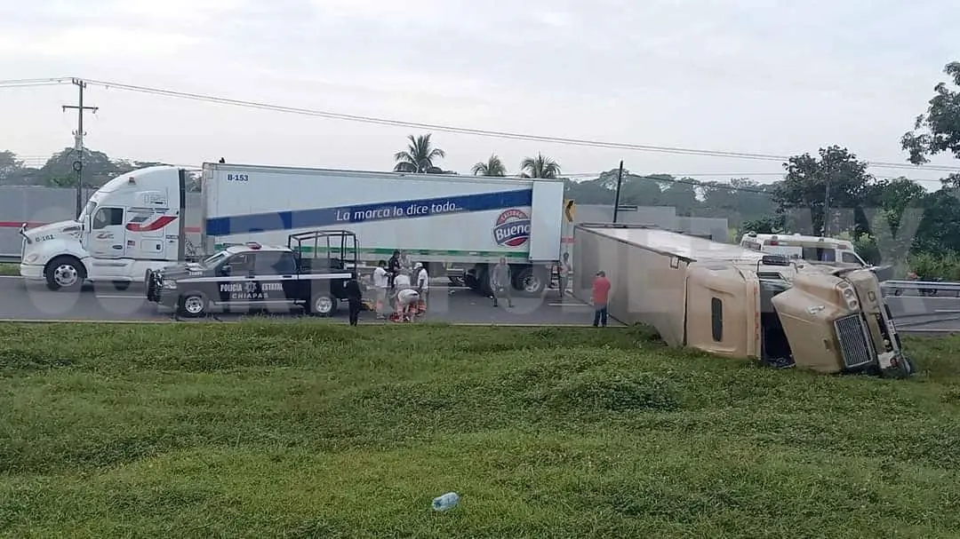 Vuelca tráiler cargado de abarrotes