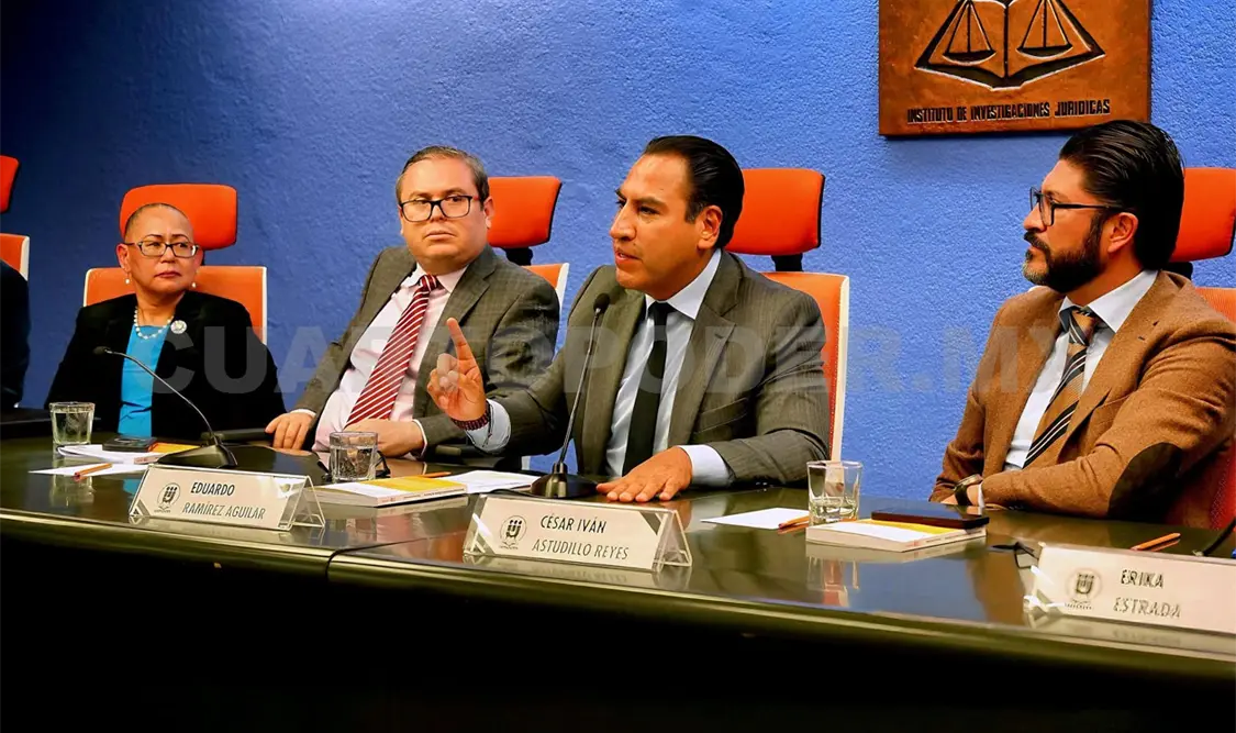 Eduardo Ramírez asiste a presentación de libro