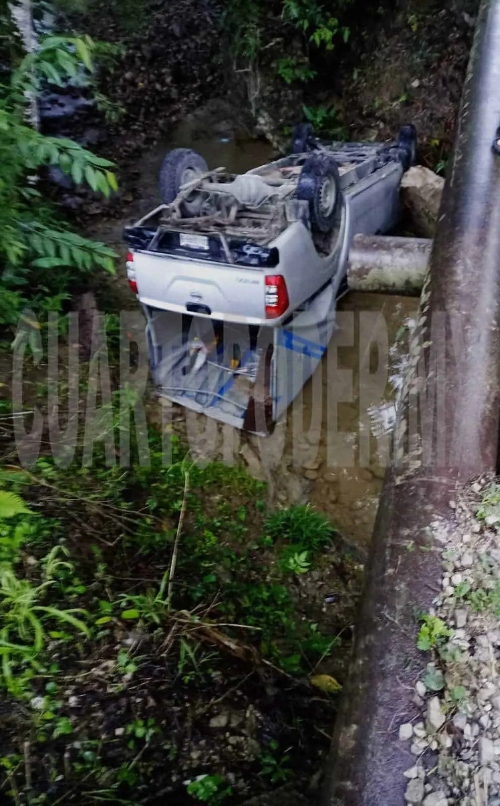 Pierde el control y cae desde un puente