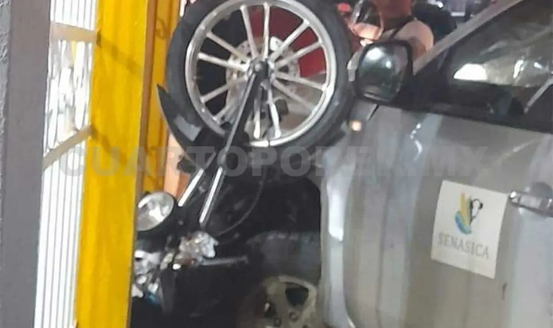 Ebrio conductor casi aplasta a una motorista