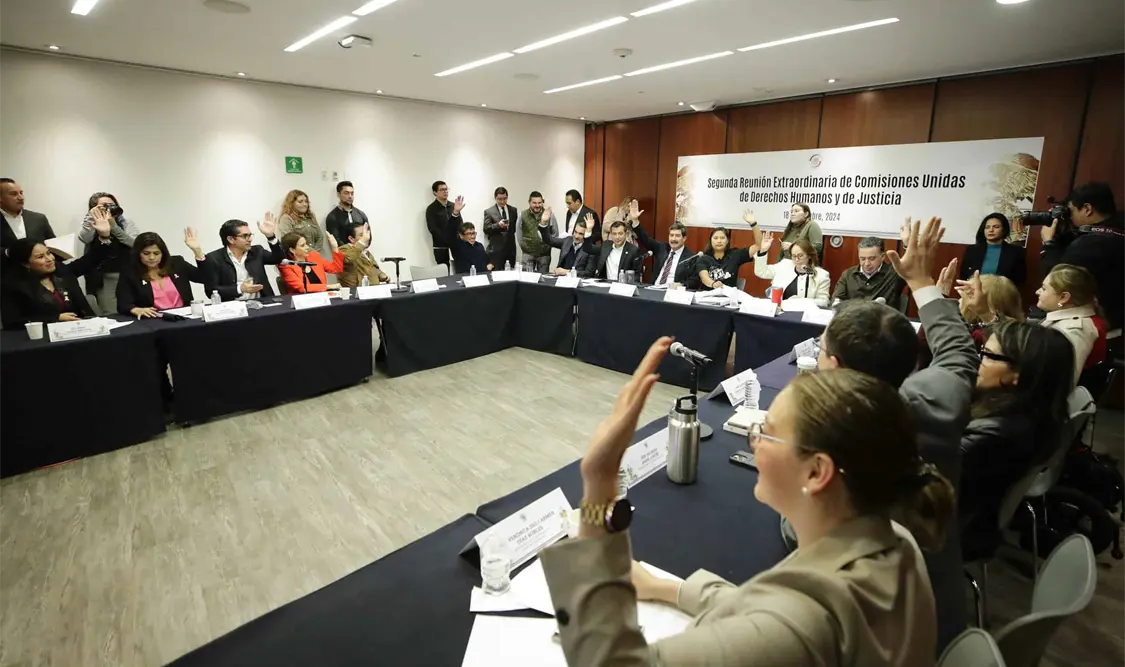 Las y los aspirantes deberán comparecer por orden alfabético ante estas comisiones. Cortesía