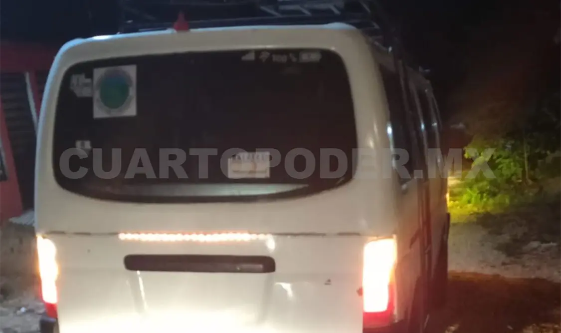 Roban una Urvan afuera de un domicilio