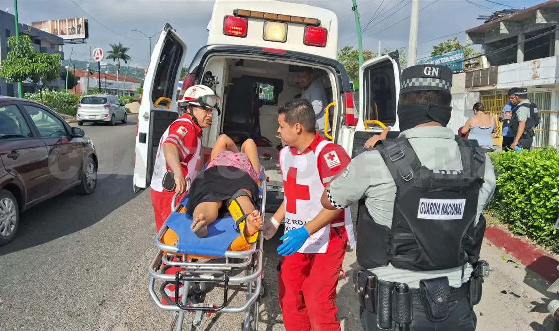 Impactan a familia que iba en moto