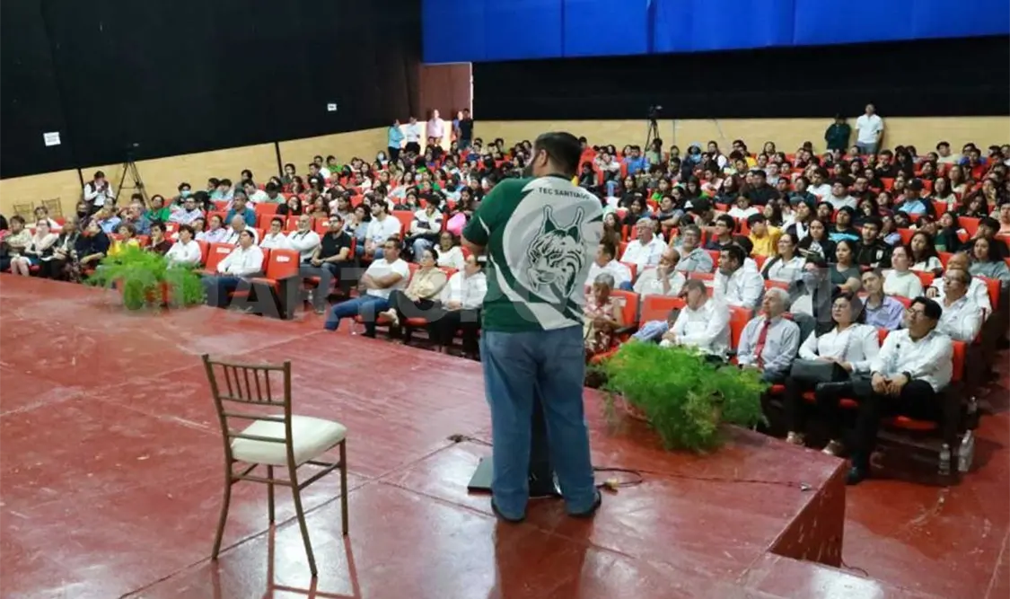 El investigador compartió y resolvió dudas con los estudiantes durante su ponencia. Cortesía