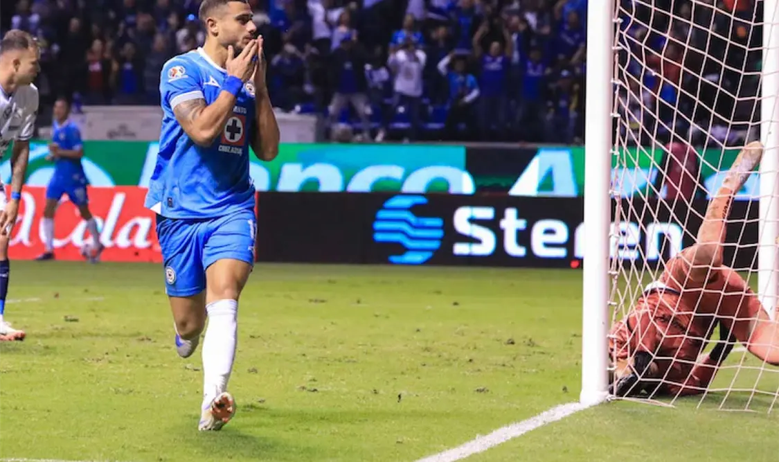 Fue en el minuto veintidós del partido cuando se marcó un penal para Cruz Azul, mismo que Jorge Sánchez cobró erróneamente. Agencias.